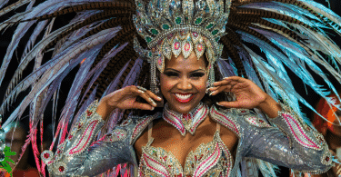 Passista de escola de samba no carnaval