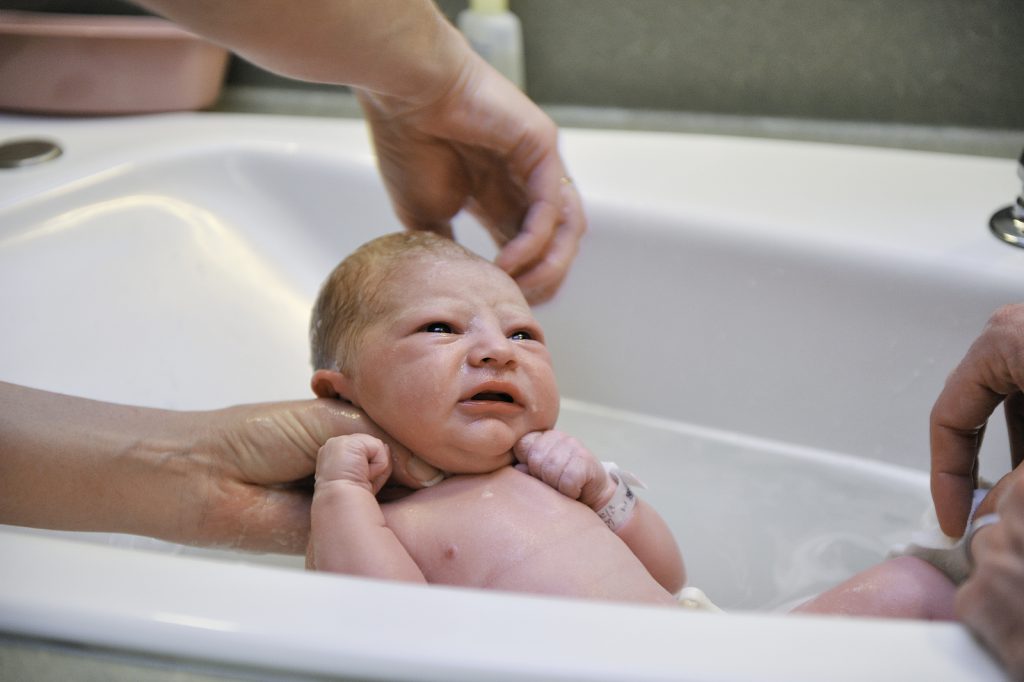 O que fazer ou não na hora de dar banho no bebê - Eu Sem Fronteiras