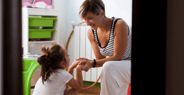 Mãe e filha conversando