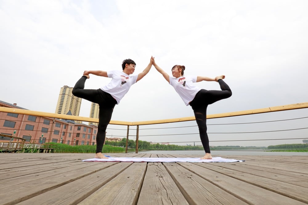 6 poses de yoga para casais fazerem juntos - Eu Sem Fronteiras