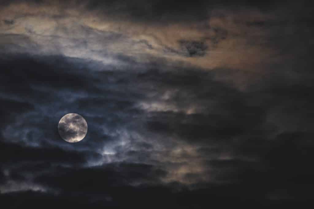 Lua cheia atrás das nuvens.