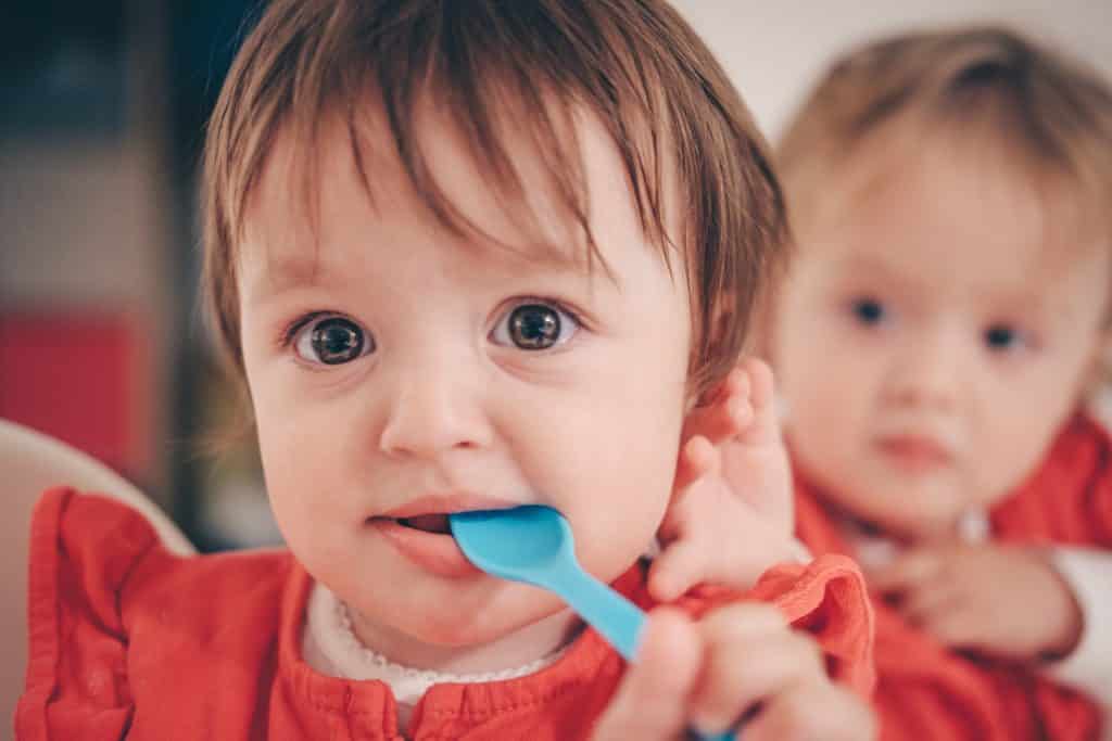 Como ensinar o bebê a usar talheres em 5 dicas