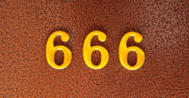 Imagem com o número 666 escrito em amarelo.