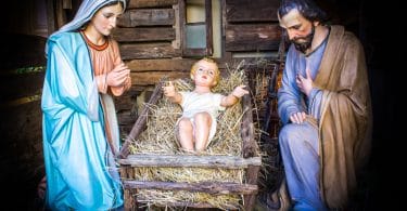 José, Maria e Jesus. Jesus ainda recém-nascido na manjedoura.