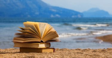 Livros abertos sobre a areia da praia