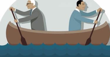 Dois homens de diferentes idades remando o mesmo barco para lados difentes