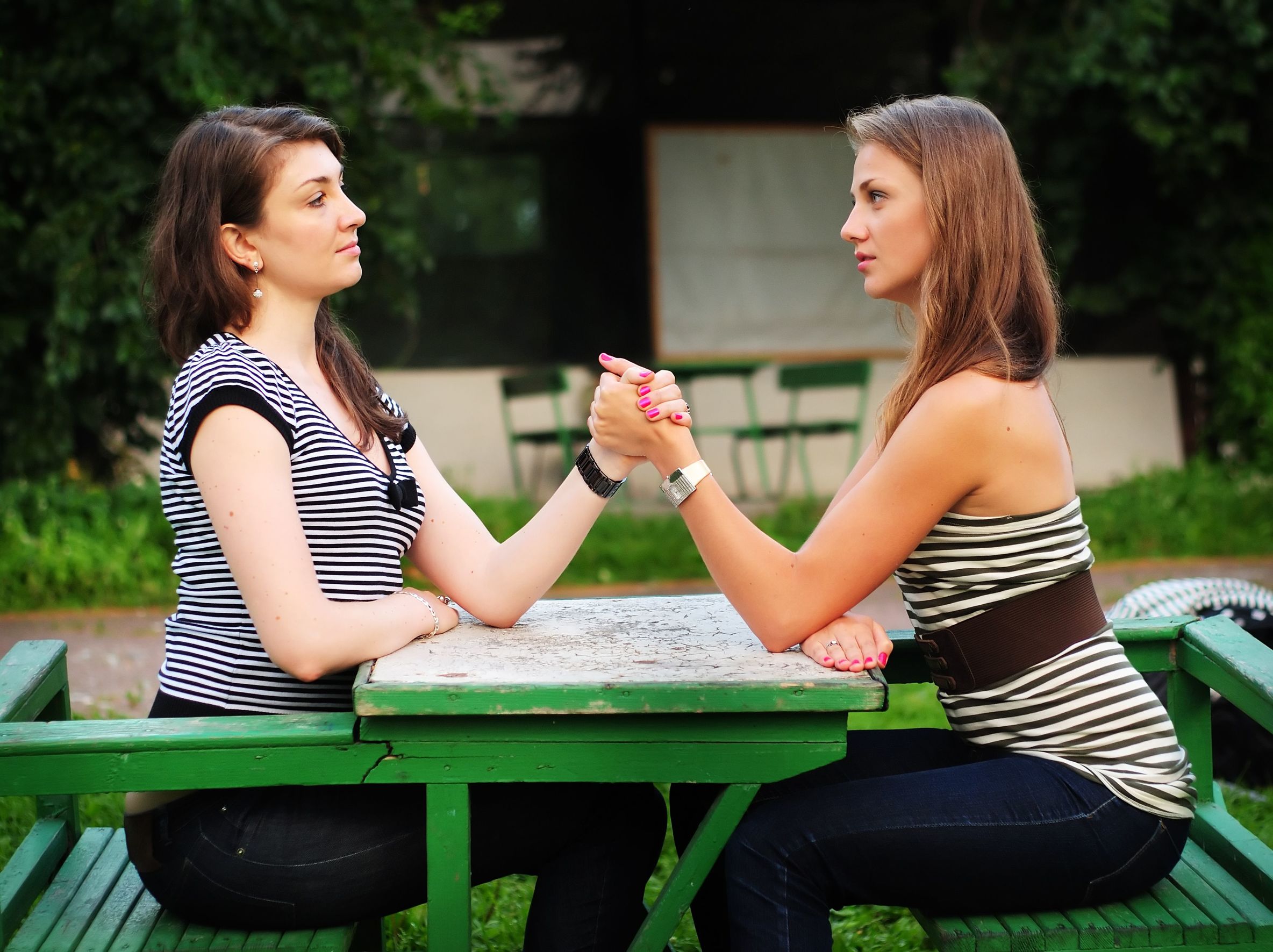 Does girls. Two girl Armwrestling. Bas dost with girls.