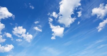 Imagem do céu azul com algumas nuvens brancas.