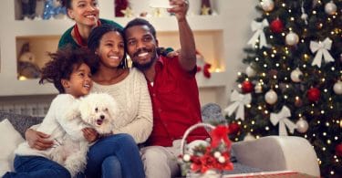 Família tirando selfie.