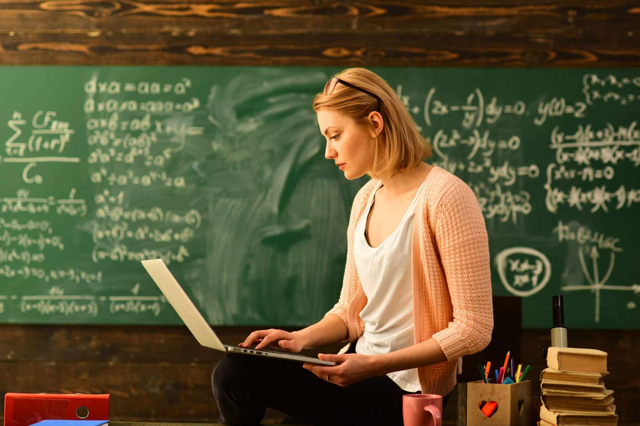 Teacher picture. Учитель учится. Украинские учителя. Программы для учителей. Яндекс учитель.