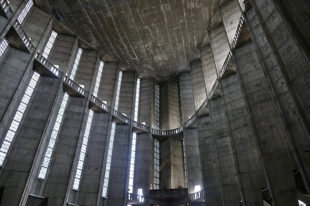 Imagem da arquitetura de uma catedral vista em quinta dimensão.
