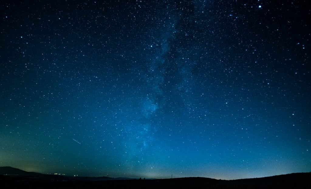 Céu estrelado durante a noite.