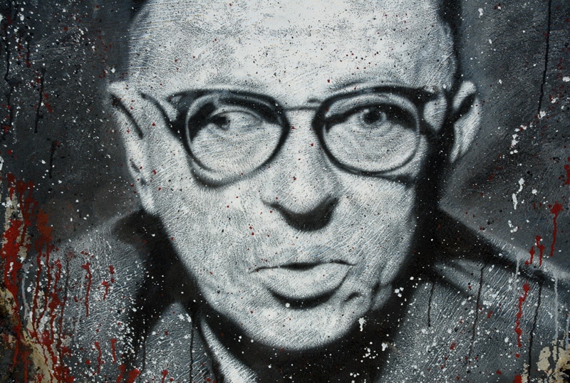 Pintura do filósofo Jean-Paul Sartre em uma parede.