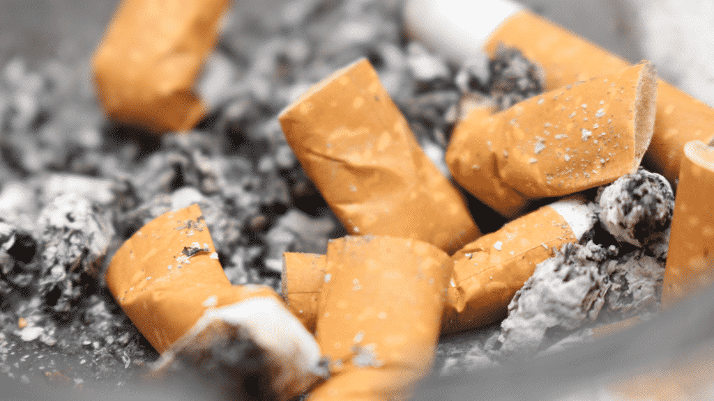 Diversas bitucas de cigarro em um cinzeiro