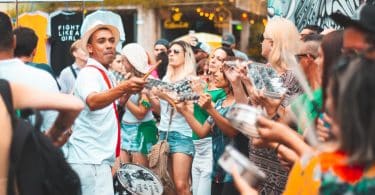 Cenas de carnaval de samba com grupo de percussão.