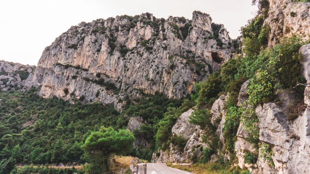 Estrada em direção a montanhas