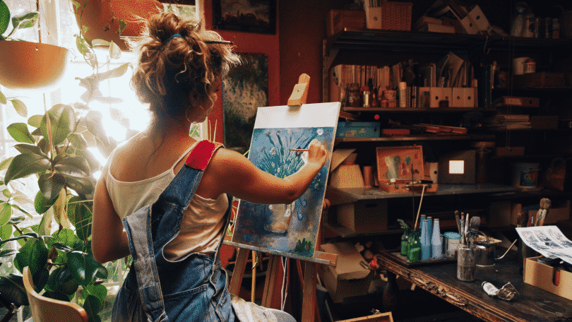 Mulher pintando quadro em sua casa