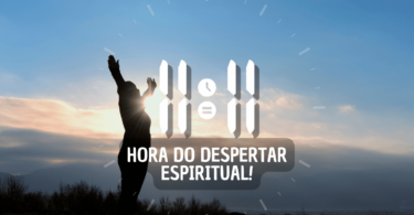 Hora igual 11:11 e texto "Hora do despertar espiritual!" aplicado por cima de foto de uma mulher em pé, com os braços levantados e contemplando a natureza. Ao fundo, há o céu com nuvens e a luz do pôr do sol.