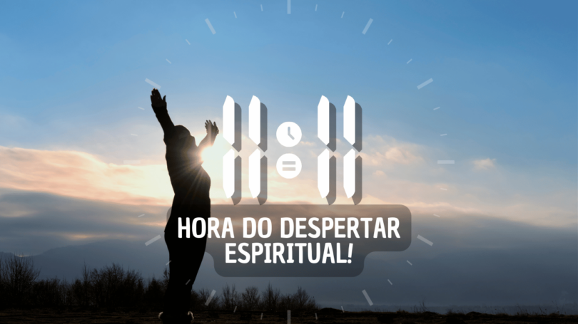 Hora igual 11:11 e texto "Hora do despertar espiritual!" aplicado por cima de foto de uma mulher em pé, com os braços levantados e contemplando a natureza. Ao fundo, há o céu com nuvens e a luz do pôr do sol.