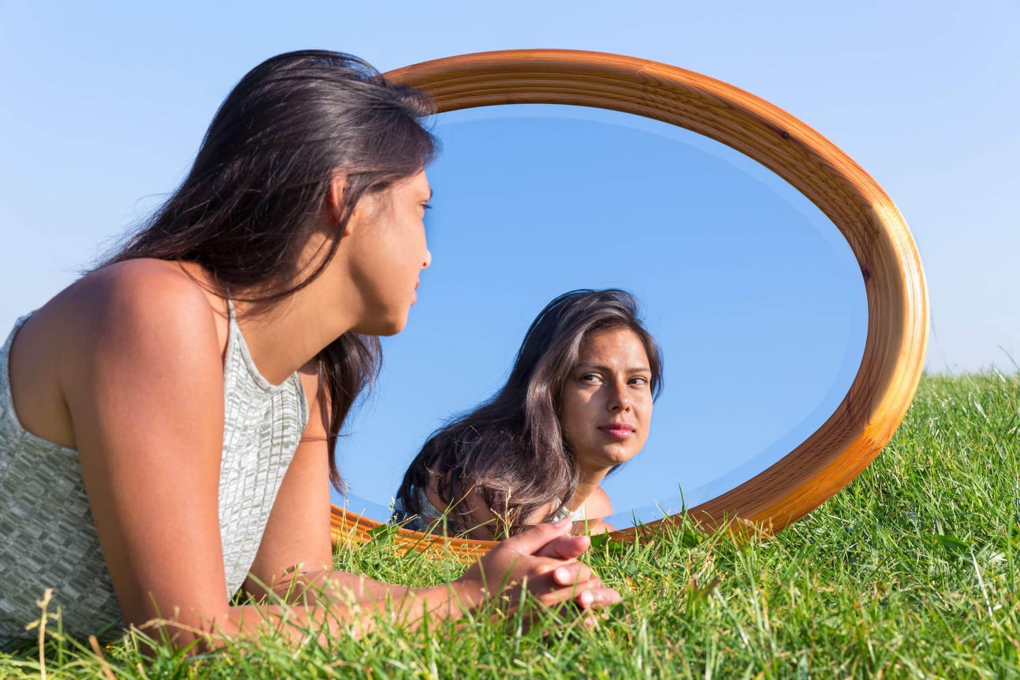 Включи про взрослый. Девушка в зеркале. Человек смотрит в зеркало. Самоценность женщины картинки. Чувство самоценности.