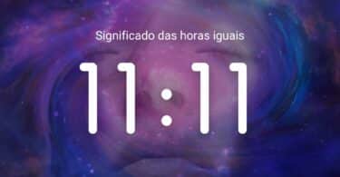 Horas iguais 11:11 em um fundo de galáxia roxa.