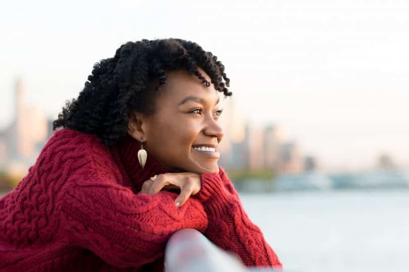 Mulher negra sorrindo.