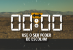 Hora igual 00:00 e texto "Use o seu poder de escolha!" aplicado por cima de foto de uma placa de trânsito à beira de uma rodovia com uma seta apontando para a direita e outra apontando para a esquerda. Ao fundo, há montanhas e o céu azul.