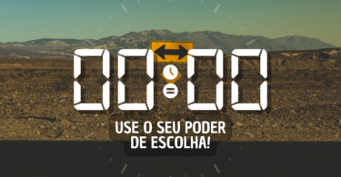 Hora igual 00:00 e texto "Use o seu poder de escolha!" aplicado por cima de foto de uma placa de trânsito à beira de uma rodovia com uma seta apontando para a direita e outra apontando para a esquerda. Ao fundo, há montanhas e o céu azul.