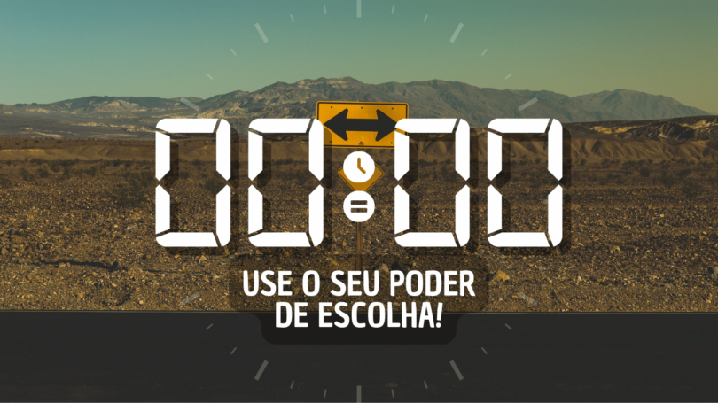 Hora igual 00:00 e texto "Use o seu poder de escolha!" aplicado por cima de foto de uma placa de trânsito à beira de uma rodovia com uma seta apontando para a direita e outra apontando para a esquerda. Ao fundo, há montanhas e o céu azul.