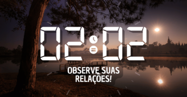 Hora igual 02:02 e texto "Observe suas relações" aplicado por cima de foto de um lago no escuro na floresta