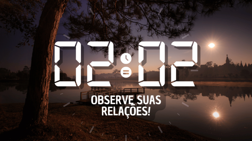 Hora igual 02:02 e texto "Observe suas relações" aplicado por cima de foto de um lago no escuro na floresta