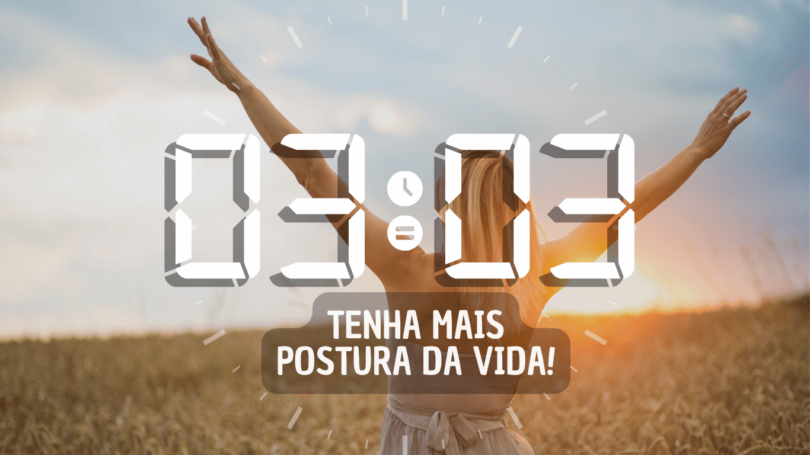 Hora igual 03:03 e texto "Tenha mais postura da vida!" aplicado por cima de foto de uma mulher loira de abraços abertos e jogados para cima. Ela está virada de frente para a natureza e sente o ambiente.