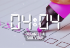 Hora igual 04:04 e texto "Organize a sua vida!" aplicado por cima de foto de uma folha que contém quadradinhos sendo marcados com uma caneta rosa, como se fosse uma "checklist" sendo cumprida.