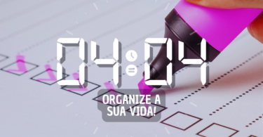 Hora igual 04:04 e texto "Organize a sua vida!" aplicado por cima de foto de uma folha que contém quadradinhos sendo marcados com uma caneta rosa, como se fosse uma "checklist" sendo cumprida.