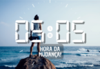 Hora igual 05:05 e texto "Hora da mudança!" aplicado por cima de foto de uma mulher em pé, em cima de uma rocha e de frente para o mar. Ao fundo, há o mar, o céu e o horizonte, os quais ela contempla.