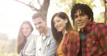 Amigos reunidos em um parque