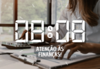 Hora igual 08:08 e texto "Atenção às finanças!" aplicado por cima de foto de uma mulher sentada na frente de uma mesa, utilizando uma calculadora e cuidando das finanças.