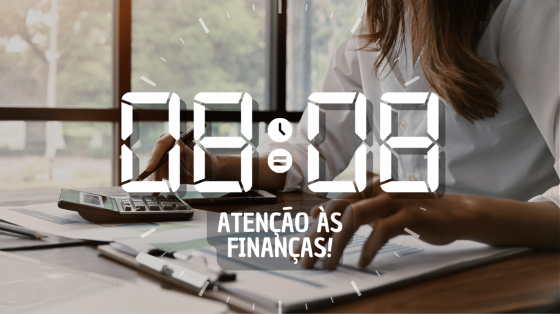 Hora igual 08:08 e texto "Atenção às finanças!" aplicado por cima de foto de uma mulher sentada na frente de uma mesa, utilizando uma calculadora e cuidando das finanças.