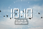 Hora igual 10:10 e texto "É hora de desapegar!" aplicado por cima de foto de um grupo de pássaros pretos voando no céu azul com algumas nuvens.