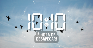 Hora igual 10:10 e texto "É hora de desapegar!" aplicado por cima de foto de um grupo de pássaros pretos voando no céu azul com algumas nuvens.