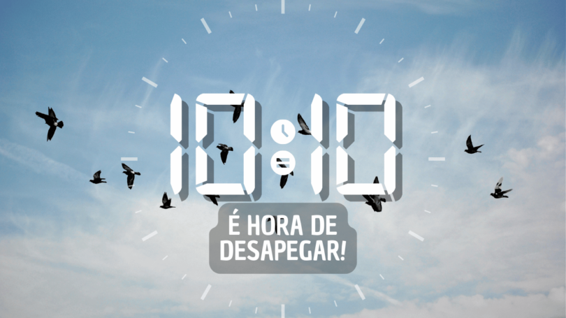 Hora igual 10:10 e texto "É hora de desapegar!" aplicado por cima de foto de um grupo de pássaros pretos voando no céu azul com algumas nuvens.