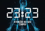 Hora igual 23:23 e texto "Atenção ao seu corpo" aplicado por cima da foto do corpo humano desenhado por linhas brilhantes.