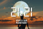 Hora igual 21:21 e texto "Viva a sua plenitude" aplicado por cima da foto de um lindo por do sol e da silhueta de uma mulher.