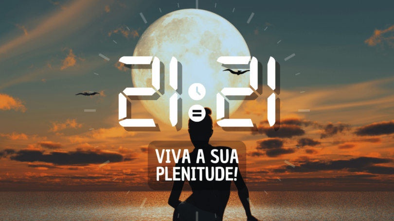 Hora igual 21:21 e texto "Viva a sua plenitude" aplicado por cima da foto de um lindo por do sol e da silhueta de uma mulher.