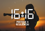 Hora igual 16:16 e texto "Pratique a resiliência!" aplicado por cima de foto da silhueta de uma mulher praticando um exercício de karatê. Ao fundo, há o céu refletindo a luz do pôr do sol.