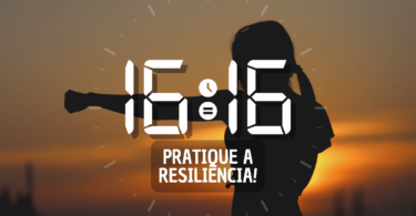 Hora igual 16:16 e texto "Pratique a resiliência!" aplicado por cima de foto da silhueta de uma mulher praticando um exercício de karatê. Ao fundo, há o céu refletindo a luz do pôr do sol.