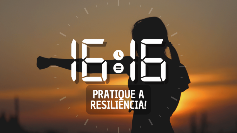 Hora igual 16:16 e texto "Pratique a resiliência!" aplicado por cima de foto da silhueta de uma mulher praticando um exercício de karatê. Ao fundo, há o céu refletindo a luz do pôr do sol.