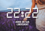 Hora igual 22:22 e texto "Hora da sua liberdade" aplicado por cima da foto de um lindo campo de lavanda e da silhueta de uma mulher.