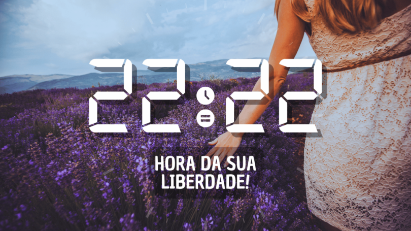 Hora igual 22:22 e texto "Hora da sua liberdade" aplicado por cima da foto de um lindo campo de lavanda e da silhueta de uma mulher.