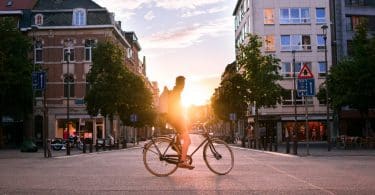 Homem sentado numa bicicleta.